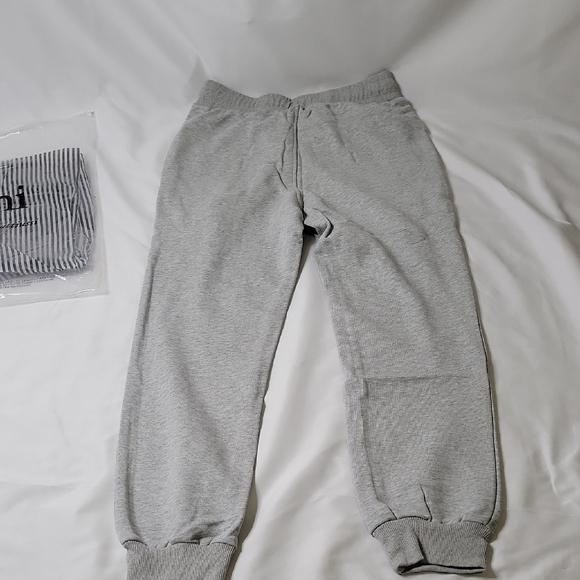 Ami Light Gray Joggers with Red Heart Detail - Picture 4 of 4